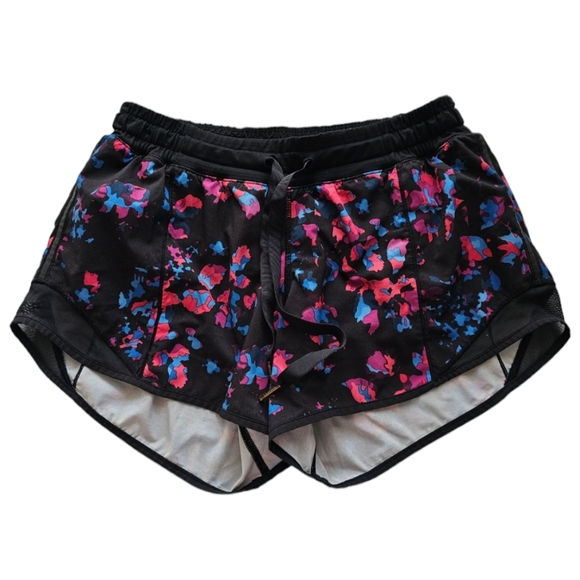 lululemon athletica Pants - Lululemon Womens Hotty Hot Short Size‎ 4